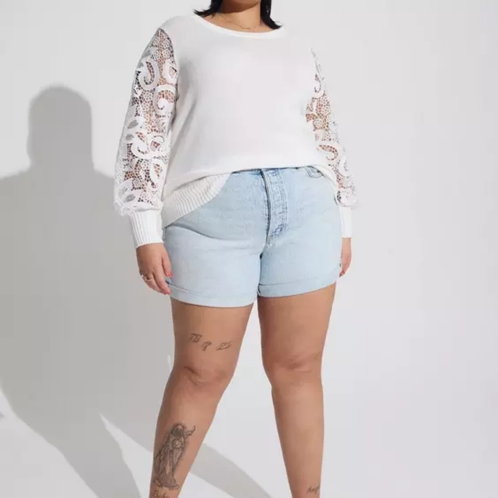 Torrid 5 Inch Mom Jean Premium Classic Denim Mid-Rise Short Size 14‎